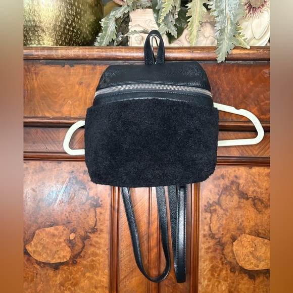 EUC KARA- Small Backpack in Black Shearling and Pebbled Leather. - Picture 2 of 7